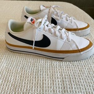 Nike Women’s Court Legacy Next Nature Sneaker size 8.5